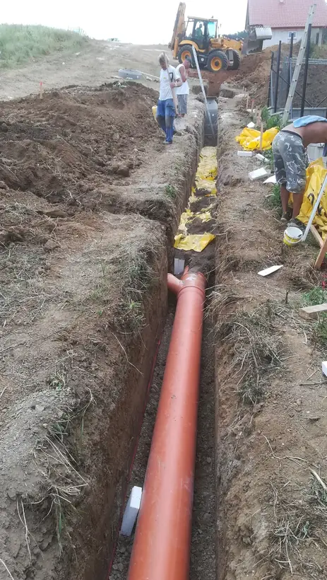 Verejná kanalizácia, Partizánske — dokončená stavba, uloženie potrubia a šachty (28/32)