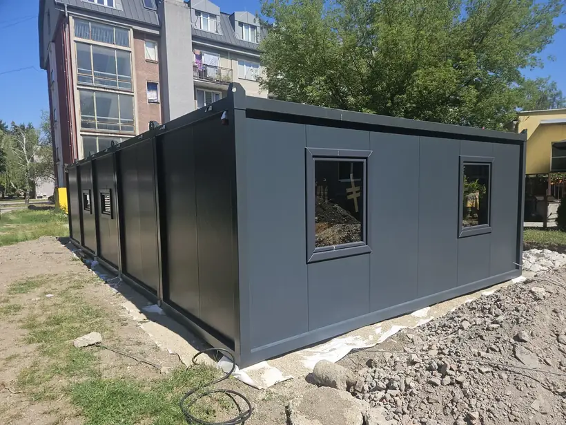 Kontajnerové kancelárie, Partizánske — dokončená stavba, príprava a osadenie zostavy (7/8)
