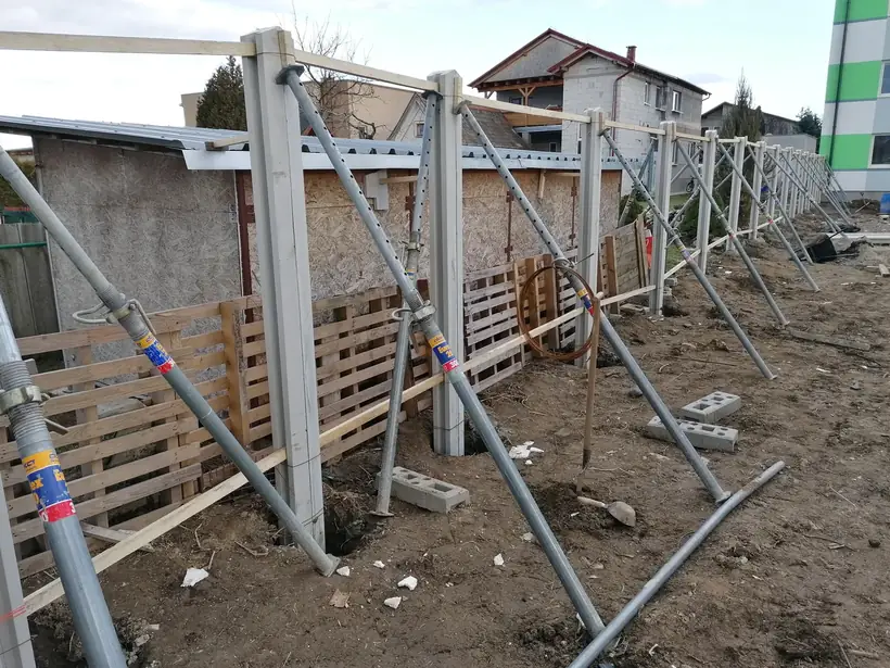 Betónové oplotenie, Chynorany — začiatok prác, stĺpiky a prefabrikované dielce (1/8)