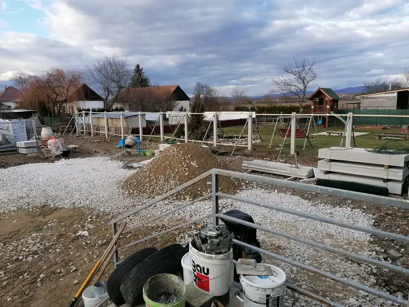 Betónové oplotenie, Chynorany — začiatok prác, stĺpiky a prefabrikované dielce (2/8)