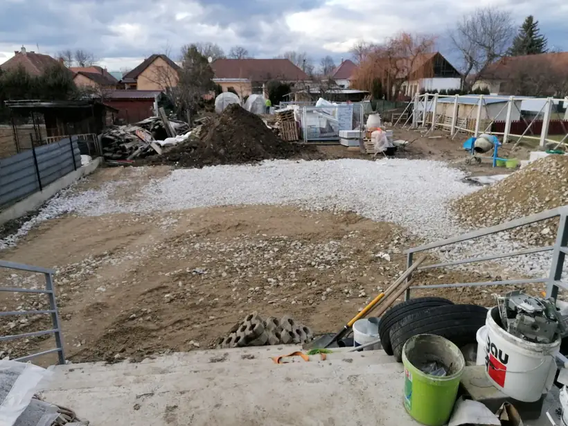 Betónové oplotenie, Chynorany — priebeh výstavby, stĺpiky a prefabrikované dielce (3/8)