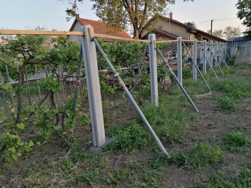 Betónové oplotenie, Chynorany — dokončovacie práce, stĺpiky a prefabrikované dielce (5/8)