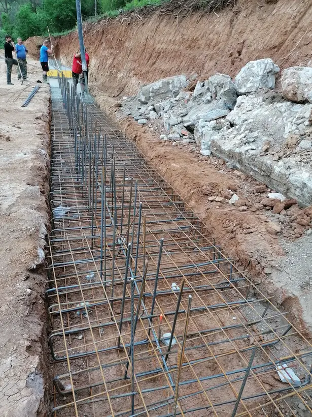 Oporný múr, Malé Uherce — dokončovacie práce, armovanie a betonáž (3/5)
