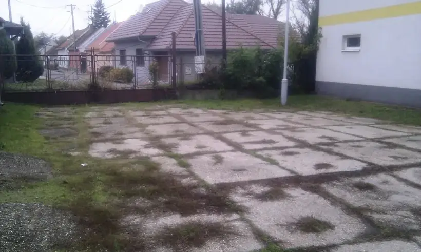 Spevnené plochy Komárno — priebeh výstavby, areál a prístupové chodníky (5/14)