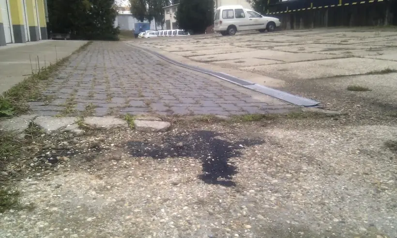 Spevnené plochy Komárno — priebeh výstavby, areál a prístupové chodníky (6/14)