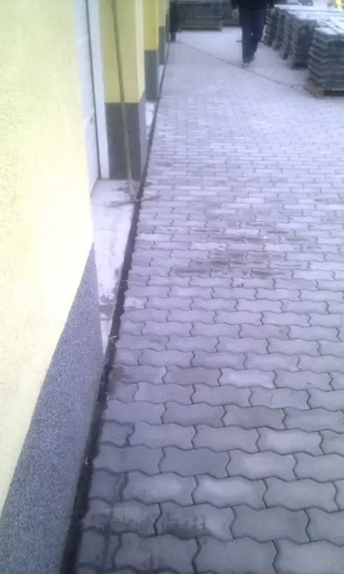 Spevnené plochy Komárno — dokončovacie práce, areál a prístupové chodníky (9/14)