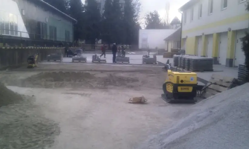 Spevnené plochy Komárno — dokončovacie práce, areál a prístupové chodníky (10/14)