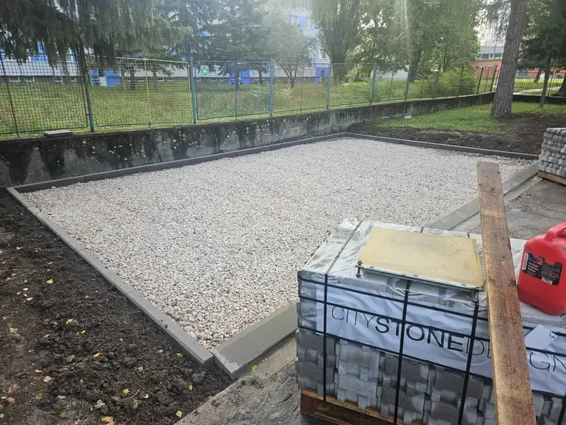 Materská škola Topoľčany — dokončená stavba, prechodové chodby medzi pavilónmi (10/12)