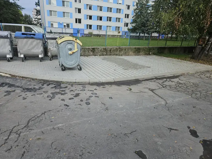 Materská škola Topoľčany — dokončená stavba, prechodové chodby medzi pavilónmi (11/12)