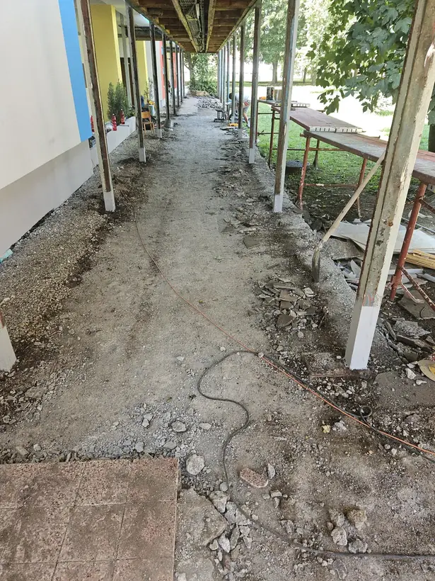 Materská škola Topoľčany — začiatok prác, prechodové chodby medzi pavilónmi (2/12)