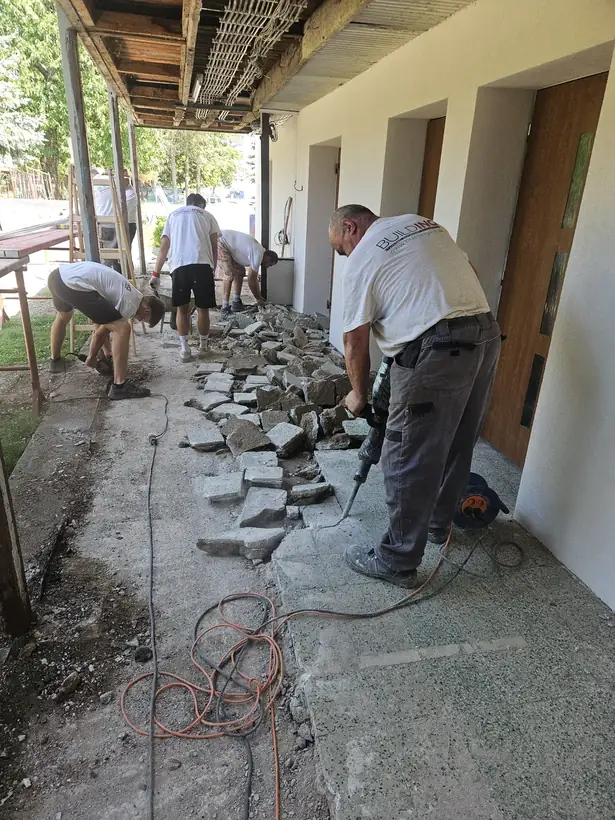 Materská škola Topoľčany — priebeh výstavby, prechodové chodby medzi pavilónmi (3/12)