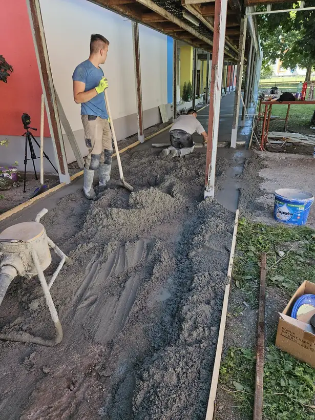 Materská škola Topoľčany — priebeh výstavby, prechodové chodby medzi pavilónmi (4/12)