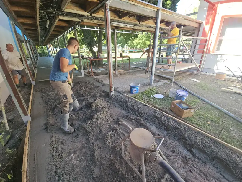 Materská škola Topoľčany — priebeh výstavby, prechodové chodby medzi pavilónmi (5/12)