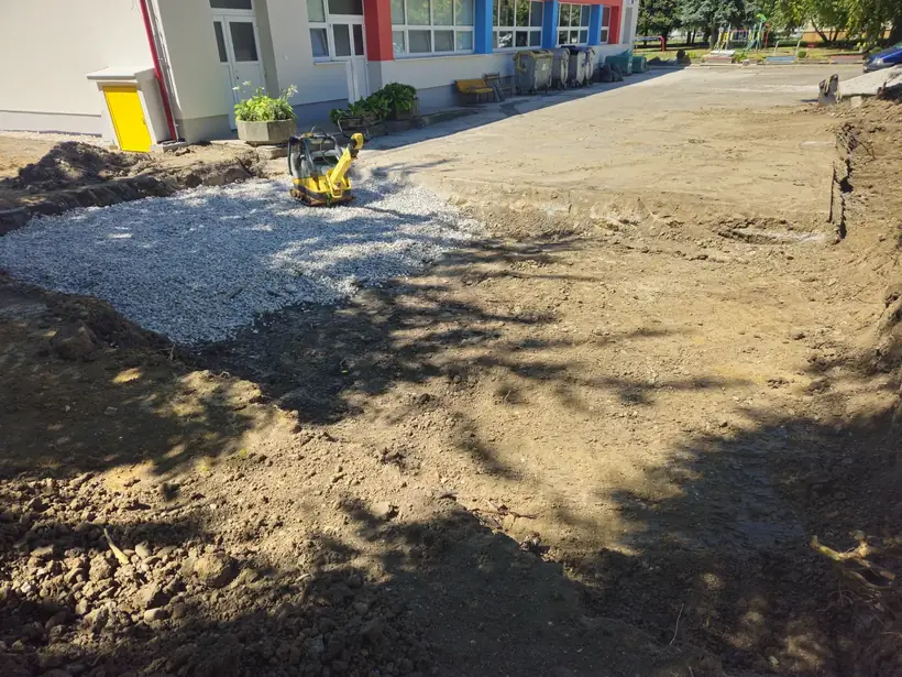 Materská škola Topoľčany — dokončovacie práce, prechodové chodby medzi pavilónmi (6/12)