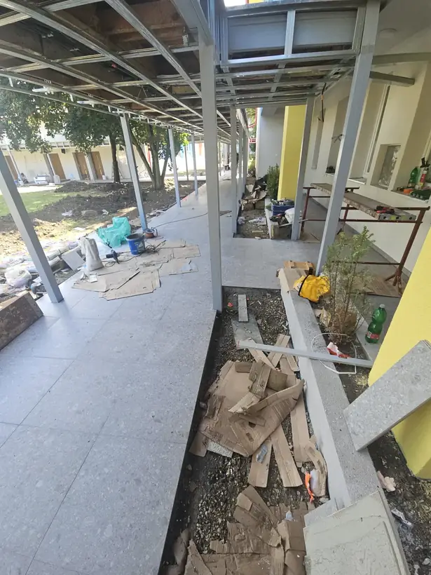 Materská škola Topoľčany — dokončovacie práce, prechodové chodby medzi pavilónmi (8/12)
