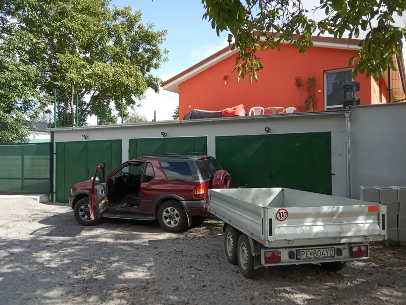 Prístavba k rodinnému domu, Jacovce — začiatok prác, nadstavba nad garážami (2/9)