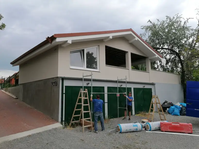 Prístavba k rodinnému domu, Jacovce — dokončovacie práce, nadstavba nad garážami (5/9)