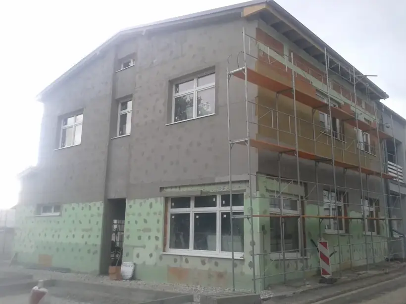 Administratívna budova Senica — dokončená stavba, prístavba (10/11)