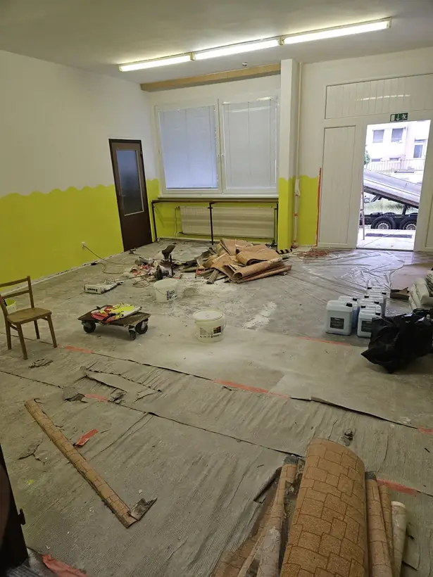 Materská škola Topoľčany — začiatok prác, výmena podlahových krytín (1/15)