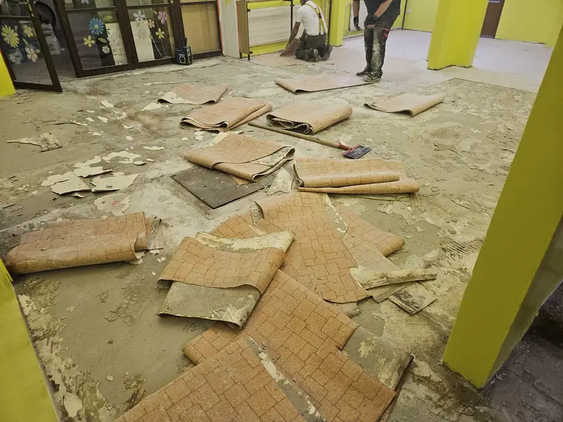 Materská škola Topoľčany — začiatok prác, výmena podlahových krytín (2/15)