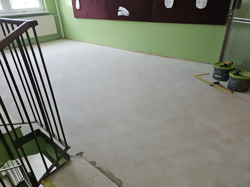 Základná škola Partizánske — priebeh výstavby, nové podlahy v triedach (3/9)