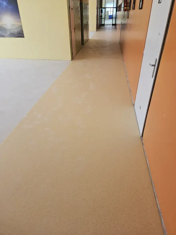 Základná škola Partizánske — dokončovacie práce, nové podlahy v triedach (5/9)