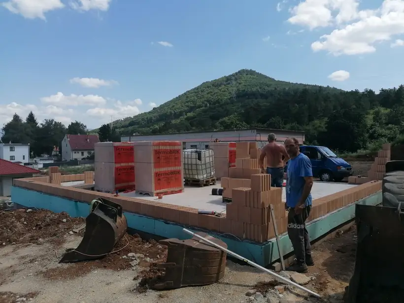 Rodinný dom A2, Malé Uherce — začiatok prác, novostavba (1/7)