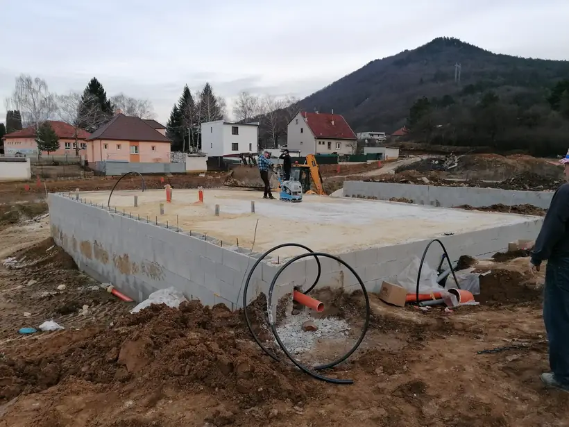 Rodinný dom B2, Malé Uherce — začiatok prác, novostavba (1/12)