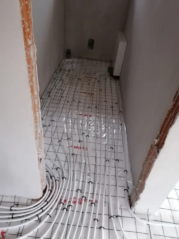Rodinný dom B3, Malé Uherce — dokončovacie práce, novostavba s podlahovým kúrením (6/12)
