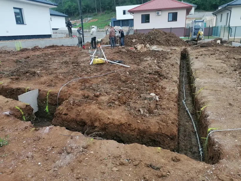 Rodinný dom B8, Malé Uherce — začiatok prác, novostavba s garážou (2/13)