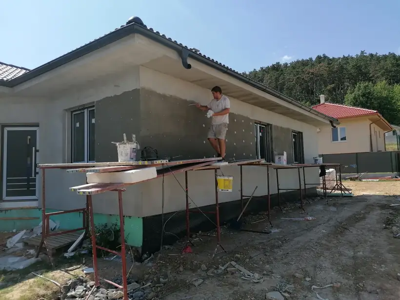Rodinný dom B8, Malé Uherce — dokončovacie práce, novostavba s garážou (9/13)