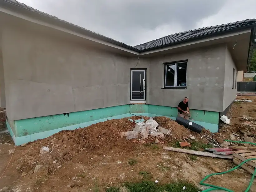 Rodinný dom B8, Malé Uherce — dokončovacie práce, novostavba s garážou (10/13)