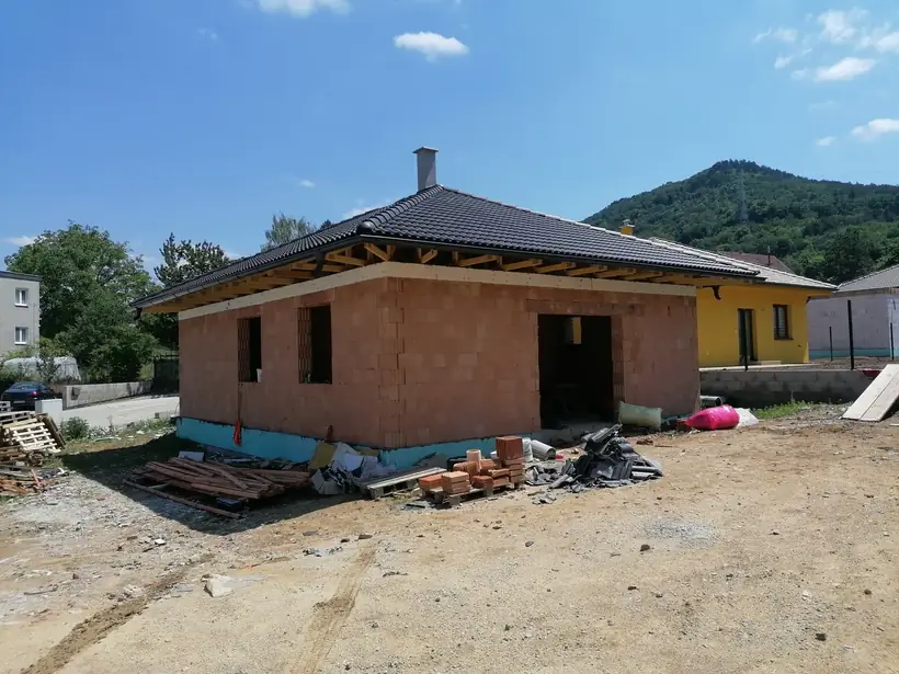 Rodinný dom B8, Malé Uherce — priebeh výstavby, novostavba s garážou (4/13)