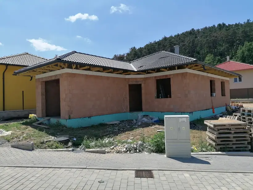 Rodinný dom B8, Malé Uherce — priebeh výstavby, novostavba s garážou (5/13)
