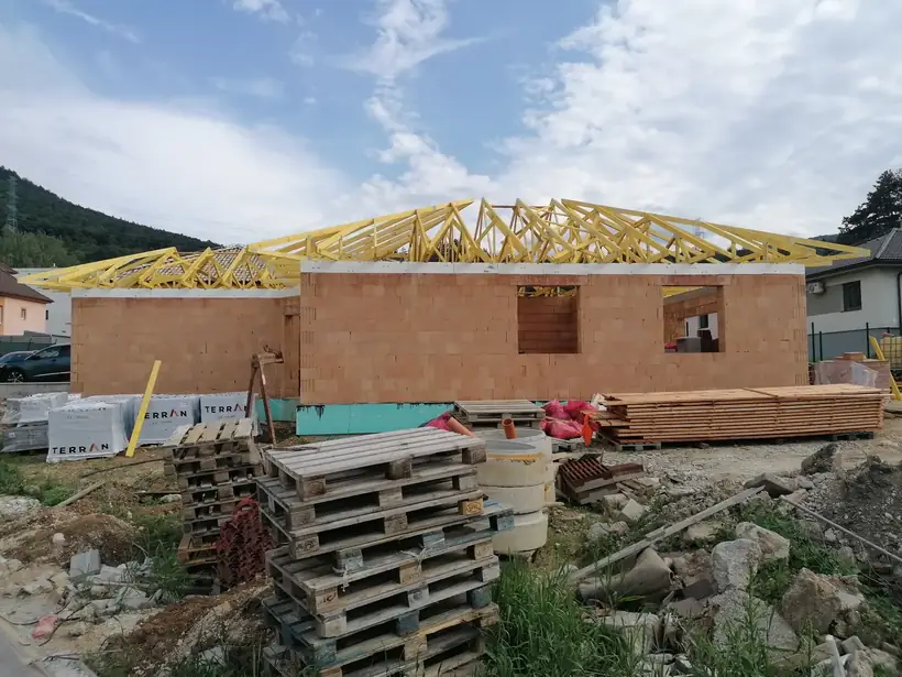 Rodinný dom B8, Malé Uherce — priebeh výstavby, novostavba s garážou (3/13)