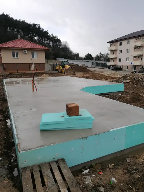 Rodinný dom B8, Malé Uherce — začiatok prác, novostavba s garážou (1/13)