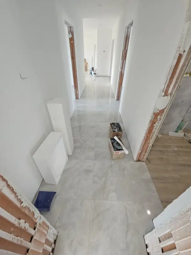 Bungalov v Bošanoch vo fáze holodomu: omietky a potery hotové, podlahy ešte nie