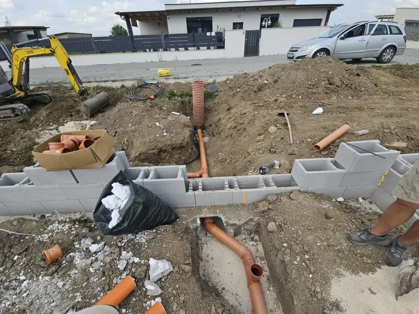 Kanalizačné rozvody a revízne šachty pod základovou doskou rodinného domu