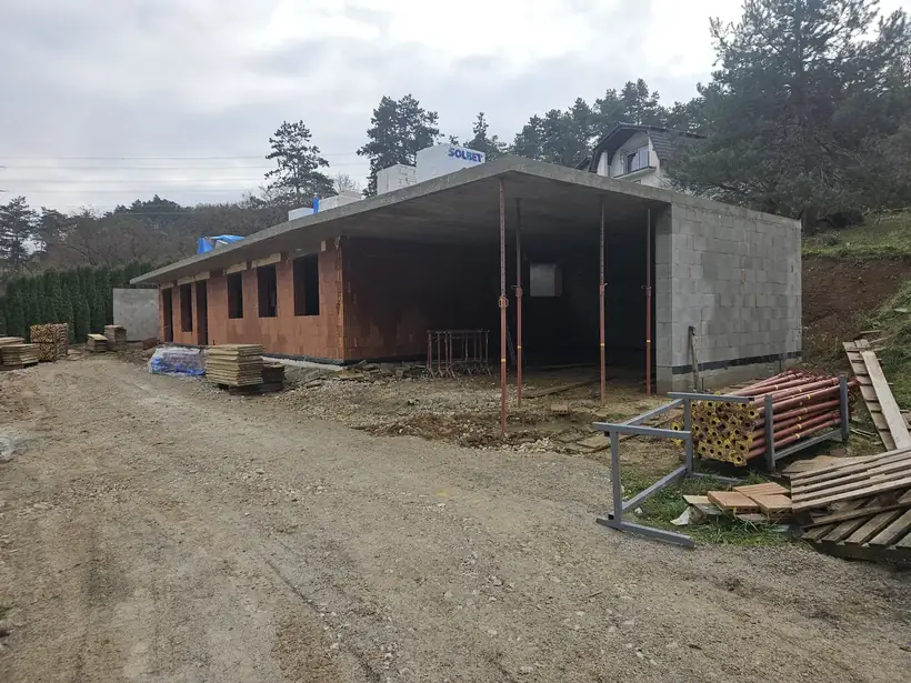 Zemný dom Brodzany — dokončovacie práce, dom zapustený do svahu (14/20)