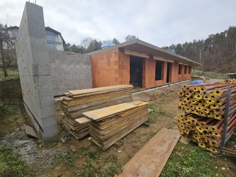 Zemný dom Brodzany — dokončovacie práce, dom zapustený do svahu (15/20)