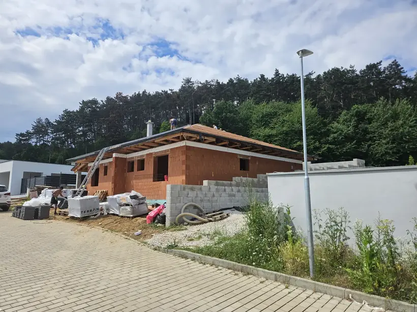Rodinný dom Malé Uherce — dokončovacie práce, novostavba na svahu (9/18)