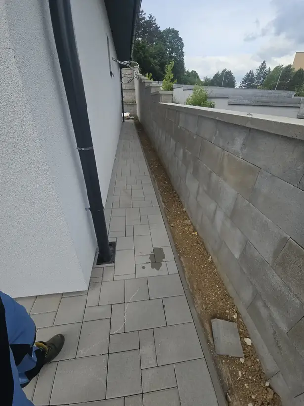 Rodinný dom Malé Uherce — dokončovacie práce, novostavba na svahu (12/18)