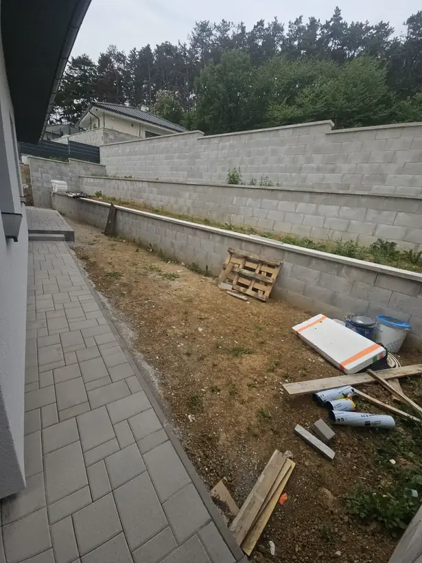 Rodinný dom Malé Uherce — dokončovacie práce, novostavba na svahu (13/18)