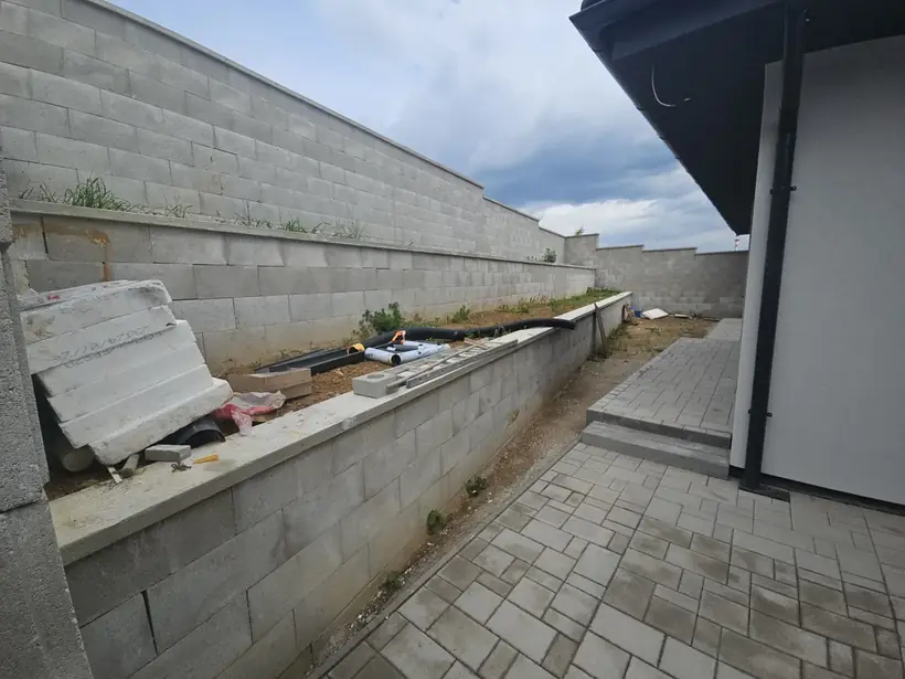 Rodinný dom Malé Uherce — dokončovacie práce, novostavba na svahu (14/18)