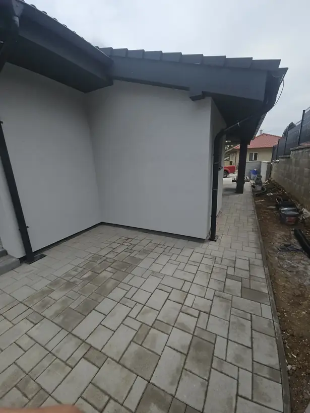Rodinný dom Malé Uherce — dokončená stavba, novostavba na svahu (15/18)