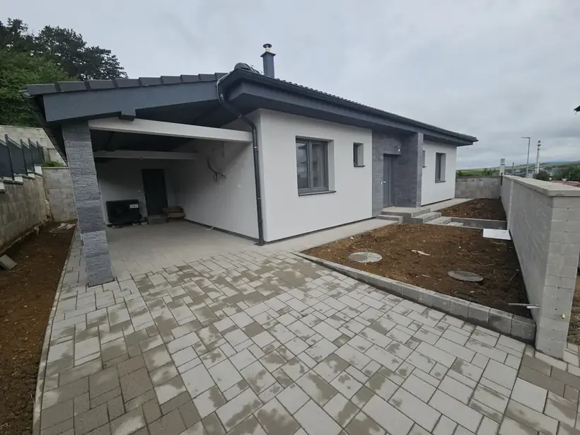 Rodinný dom Malé Uherce — dokončená stavba, novostavba na svahu (16/18)