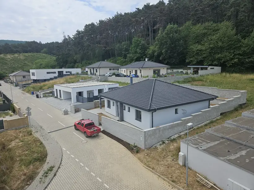 Rodinný dom Malé Uherce — dokončená stavba, novostavba na svahu (17/18)