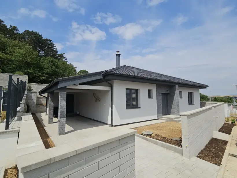 Rodinný dom Malé Uherce — dokončená stavba, novostavba na svahu (18/18)