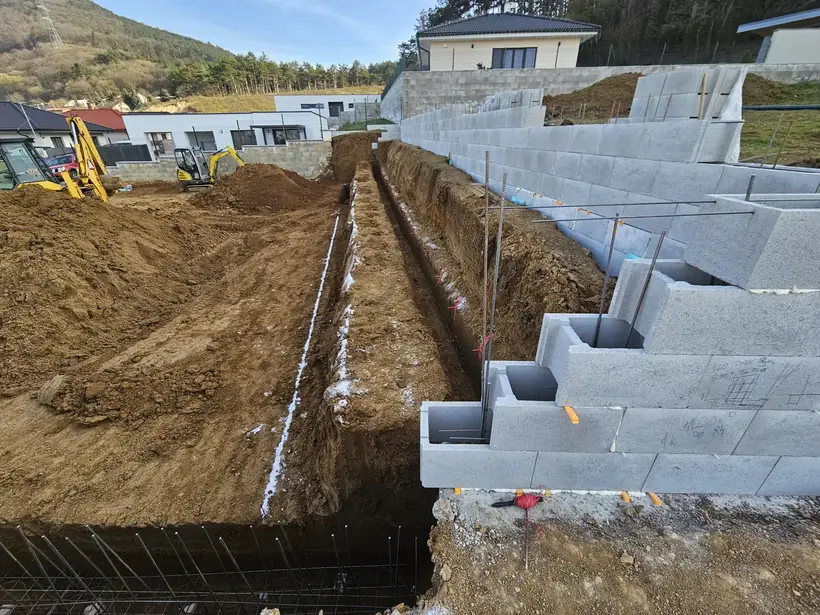 Rodinný dom Malé Uherce — začiatok prác, novostavba na svahu (1/18)
