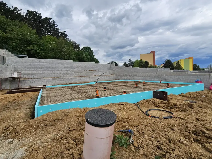Rodinný dom Malé Uherce — priebeh výstavby, novostavba na svahu (5/18)